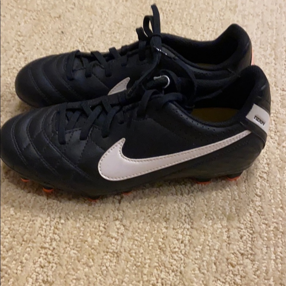 Nike youth soccer shoes size 3.5 NWT